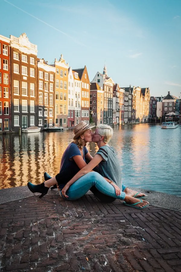 Amsterdam Canal houses, Damrak, lesbian love