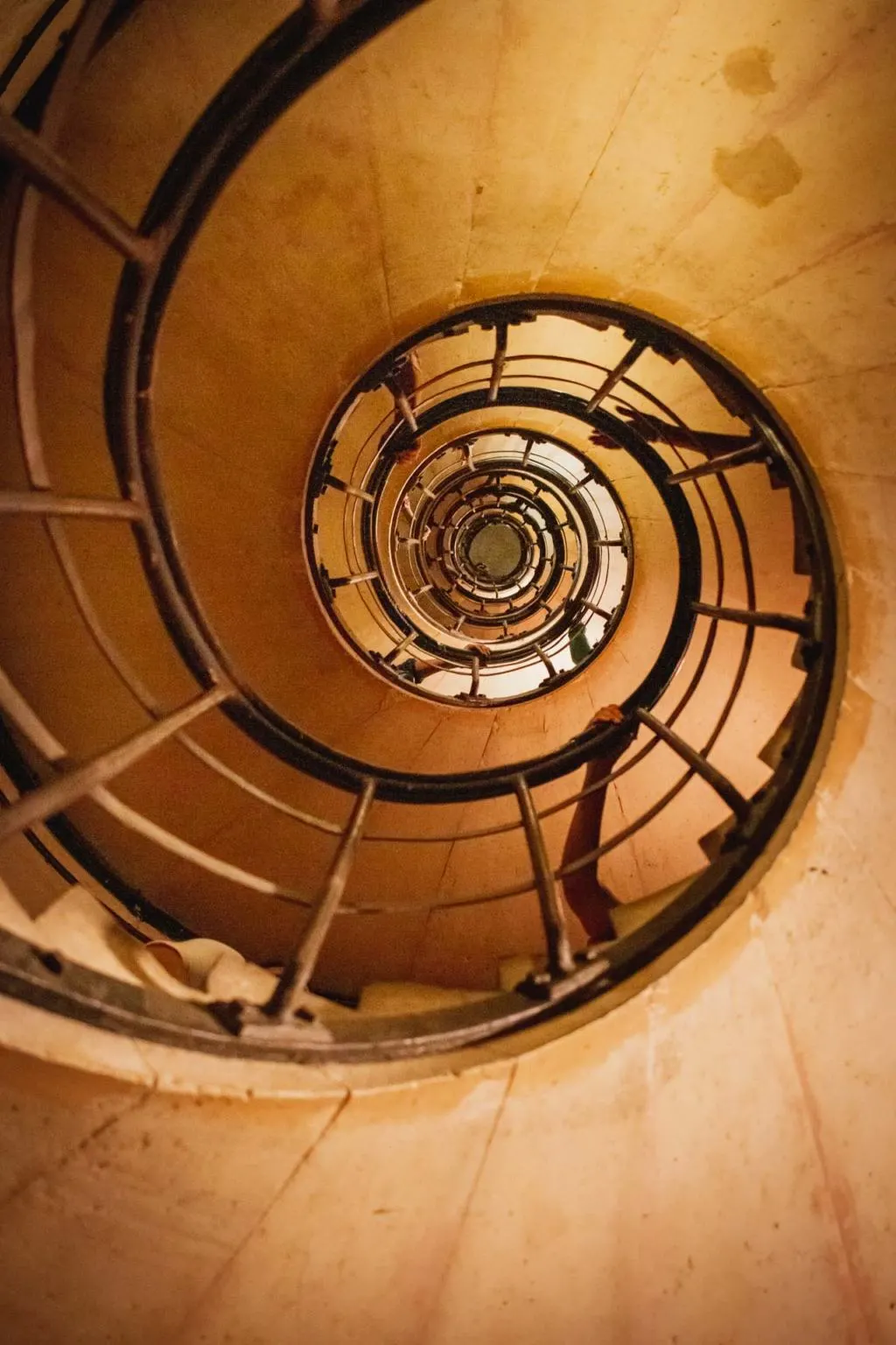 Arc de Triomphe de l'Etoile spiral staircase