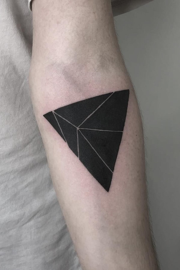 Four small triangles tattoo on the arm | Tatuagem triângulo, Tatuagem de  triângulo, Tatuagem geométrica